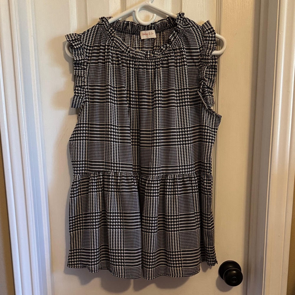 Chic Black and White Sleeveless Blouse